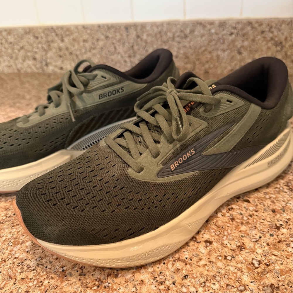 Men’s Brooks Adrenaline GTS Running Shoes Sz 10 Medium